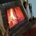 Chimenea rústica encendida en una casa campestre