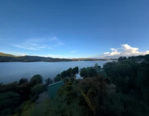 Embalse del sisga al aterdecer entre arboles