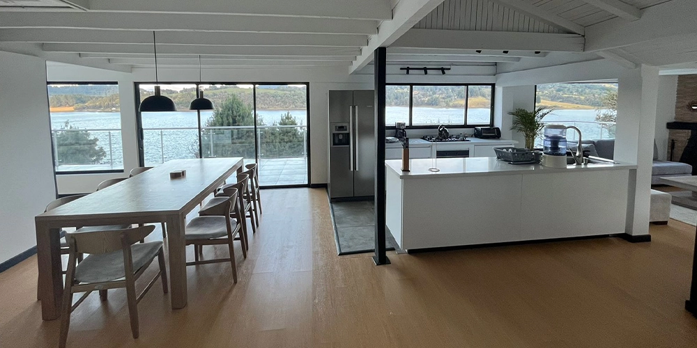 Cocina y comedor amplias con vista al embalse del sisga