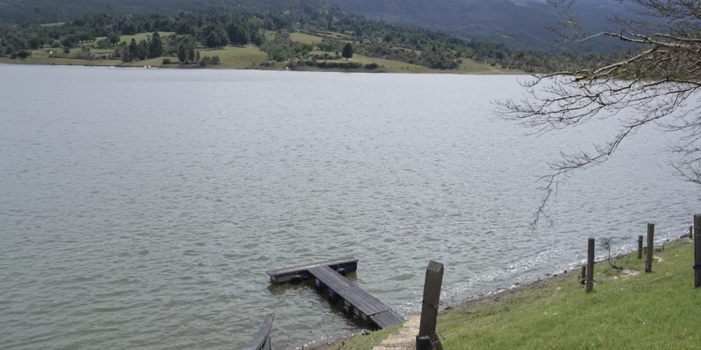 Muelle en forma de T en el embalse del Sisga