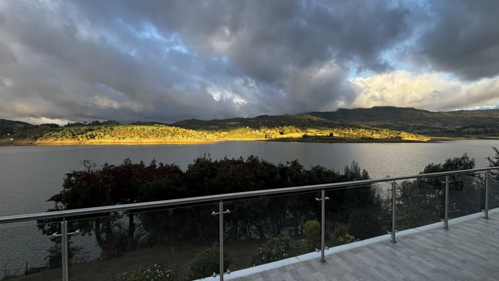 Atardecer sobre las montañas en el embalse del sisga