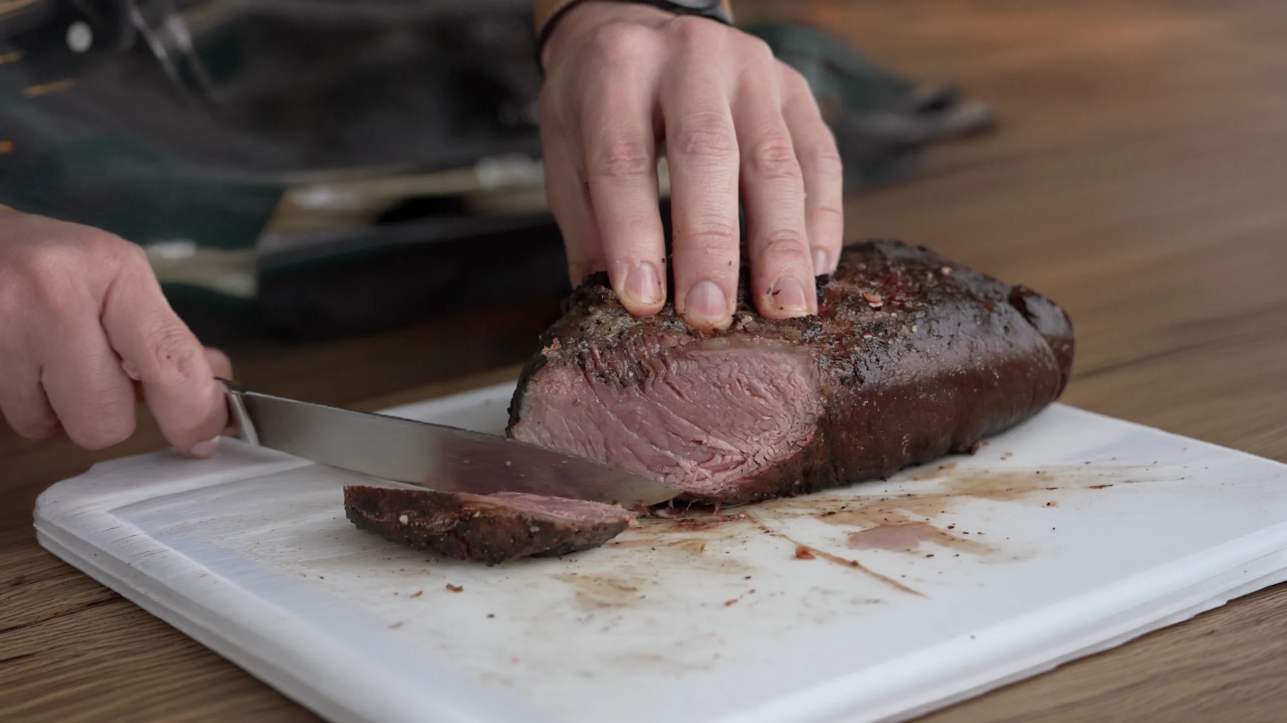 El ritual del asado de tira para una tarde perfecta frente a la montaña