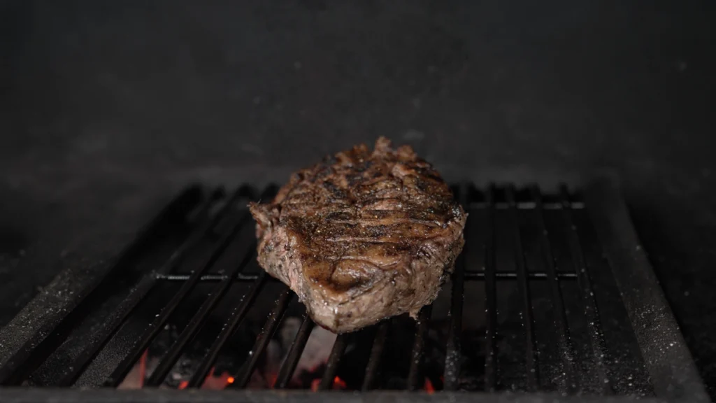 asado de tira sobre la parrilla en El Silencio del Sisga