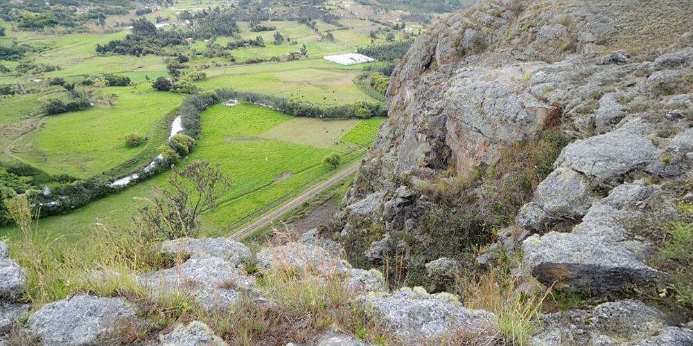 Vista desde uno de los senderos para caminar cerca al siga, piedras y prado